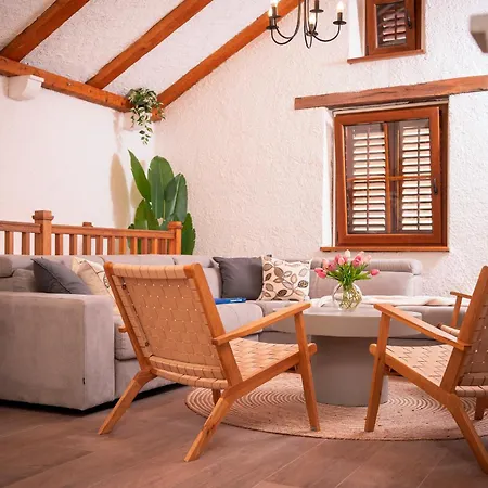 Villa Marea - Old Town Retreat